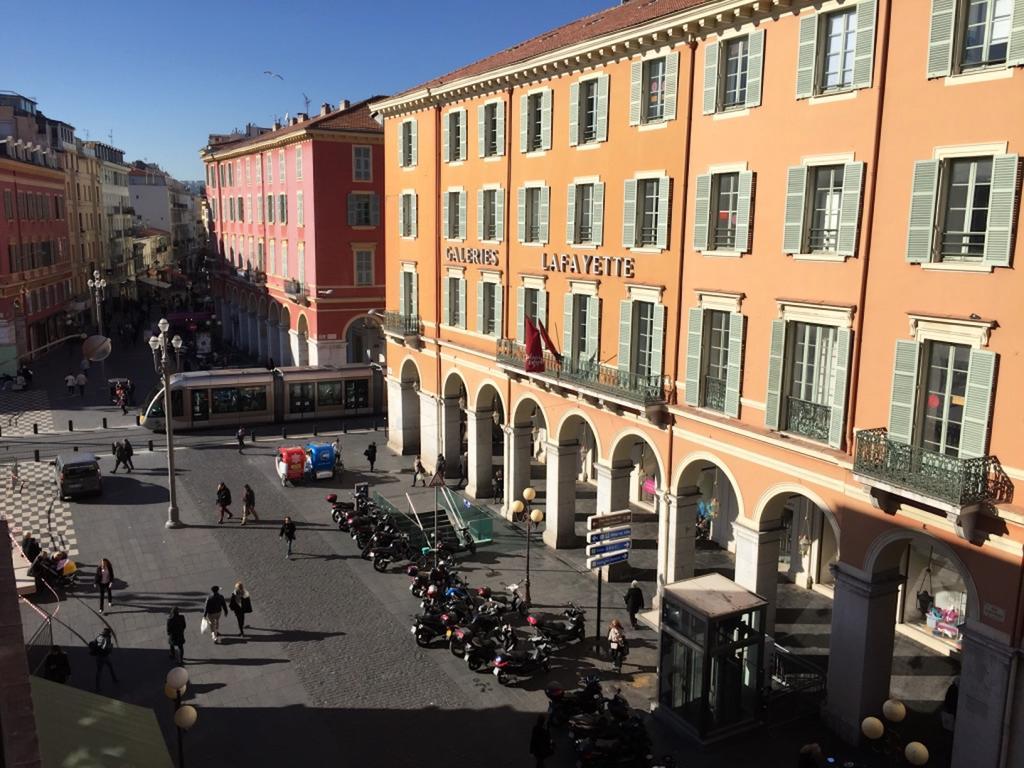 2 Bedrooms In Central Location On The Famous Place Massena Appartement